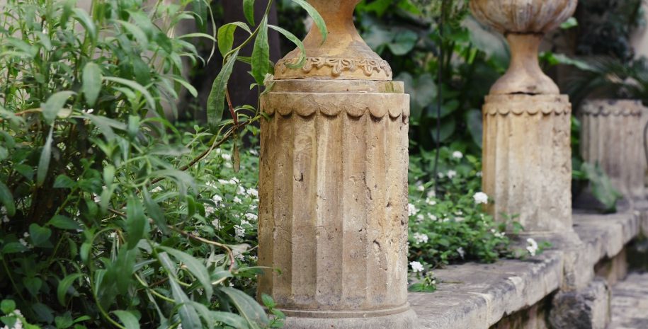 Colonnes en pierre de Lecce dans le jardin d’une demeure historique à Nardò dans le Salento