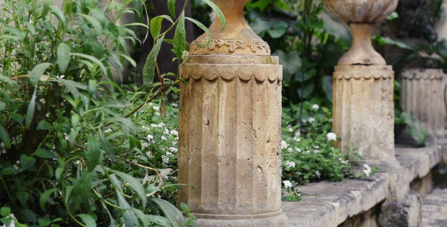 Antique Leccese stone in this ancient old town house in Nardò, now a vacation home