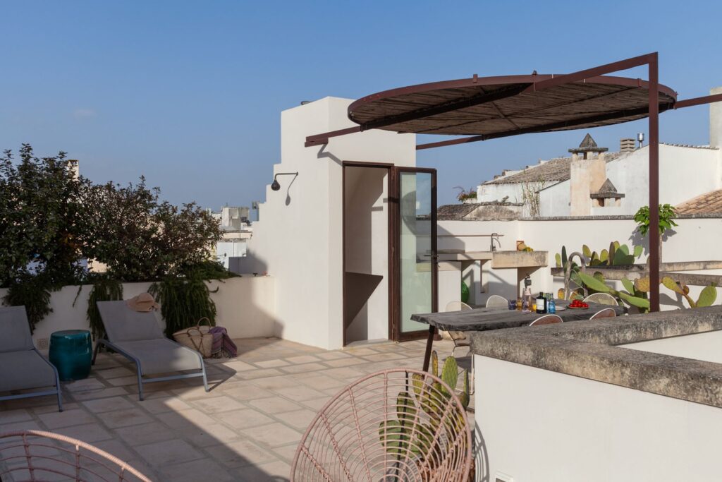 Shaded rooftop terrace with pergola and dining area at Teatro house, Nardò