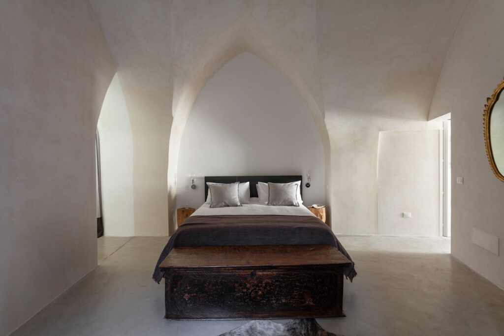 Bedroom 1 with Gothic-vaulted ceiling and antique wooden chest, Agrumeto house, Nardò