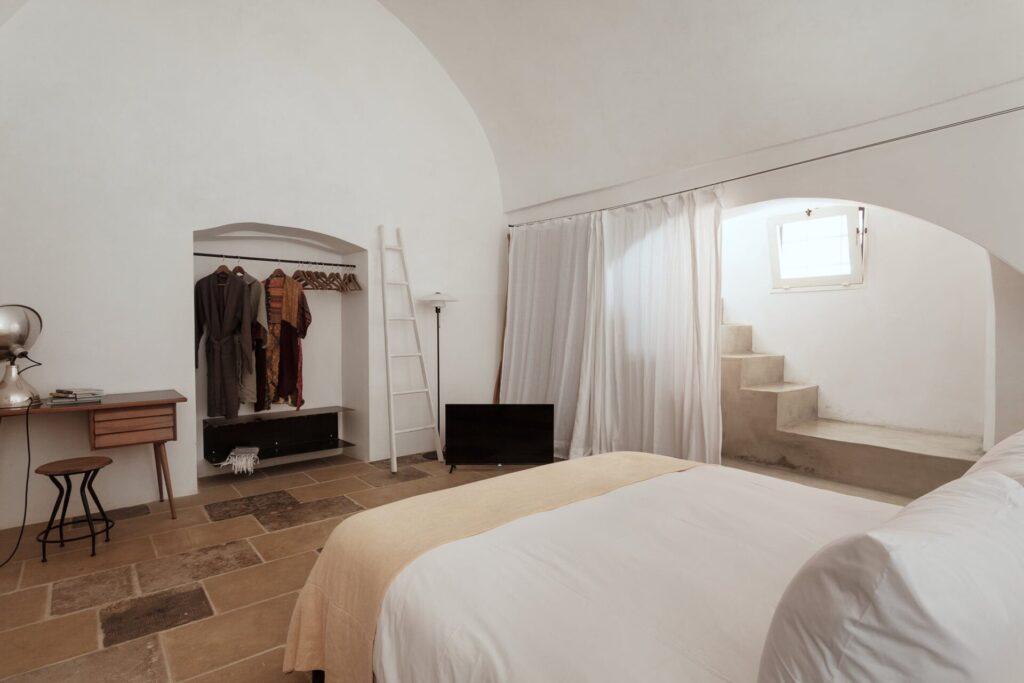 18. La_Botte_Nardòsalento_Credits40Mirrors_02 Vaulted bedroom with open wardrobe niche, La Botte wing of La Casa Grande, Nardò