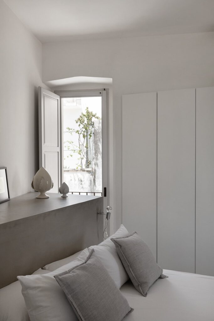 Bedroom 2 window nook with ceramic ornaments and open wardrobe, Agrumeto house, Nardò
