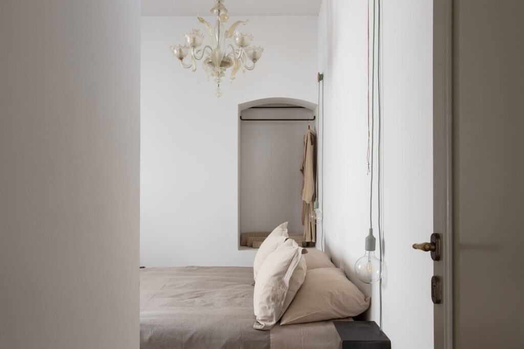 27. Angelo_Custode_Nardòsalento_Credits40Mirrors_9839_Bedroom 2 Second bedroom with Murano glass chandelier and arched wardrobe niche, Angelo Custode, Nardò